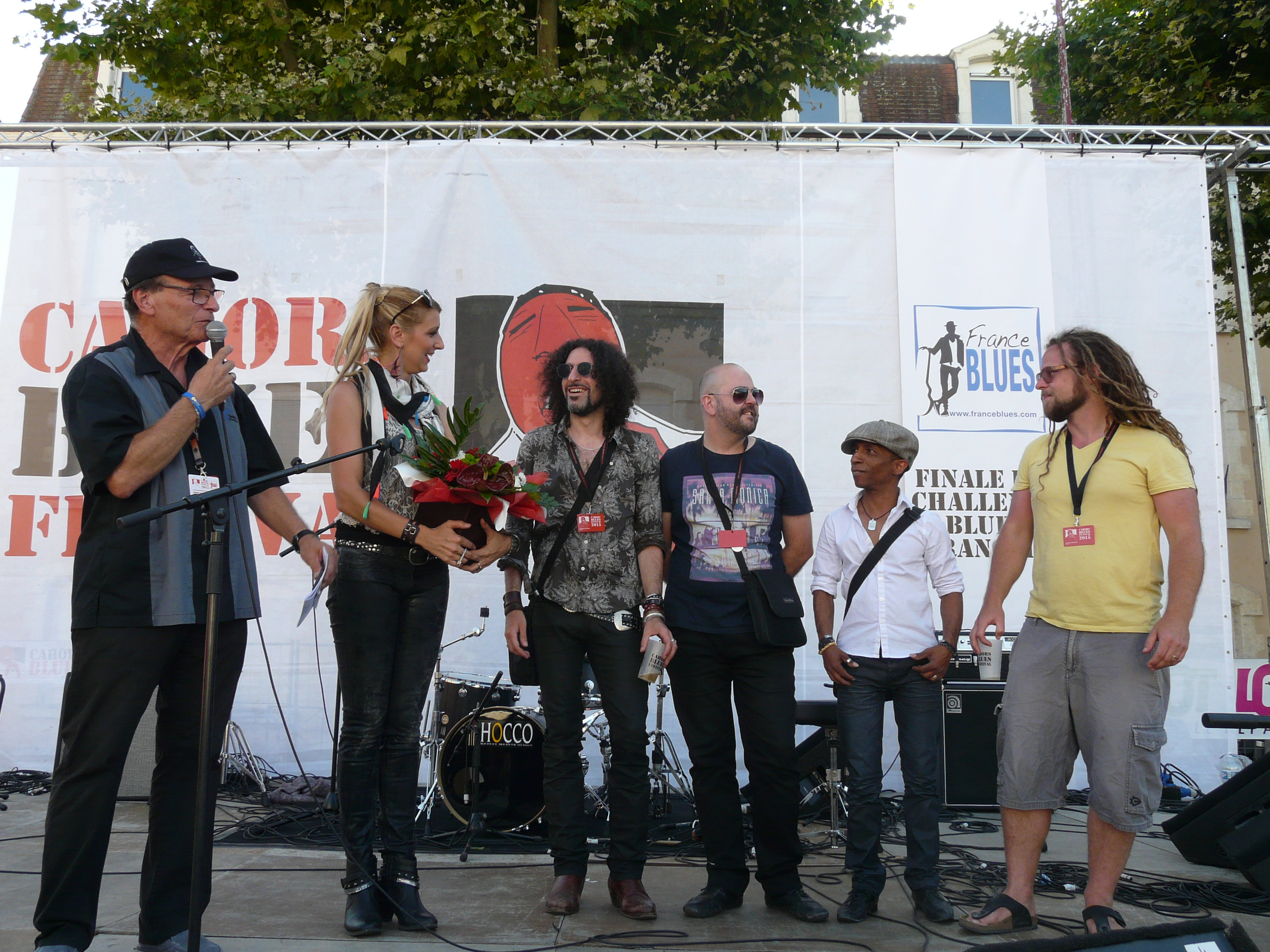 Gaelle Buswel et son groupe avec Robert Mauriès président du Festival Cahors Blues 2015