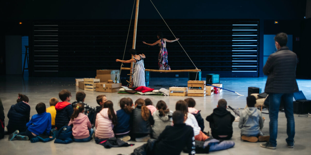 La compagnie Infusion en bateau avec les enfants de l’école de Saint-Eulalie